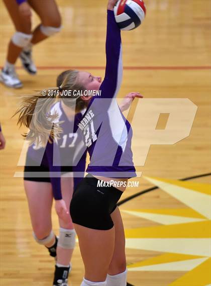 Thumbnail 3 in Boerne vs La Vernia (Class 5A BiDistrict) photogallery.