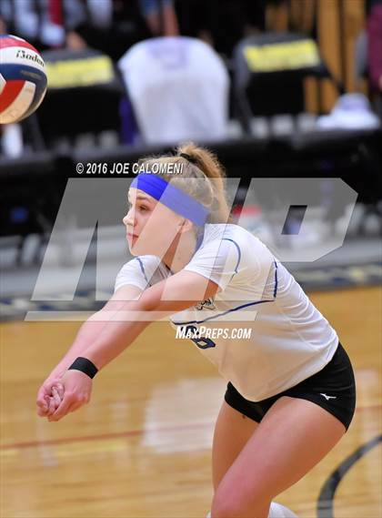 Thumbnail 2 in Boerne vs La Vernia (Class 5A BiDistrict) photogallery.