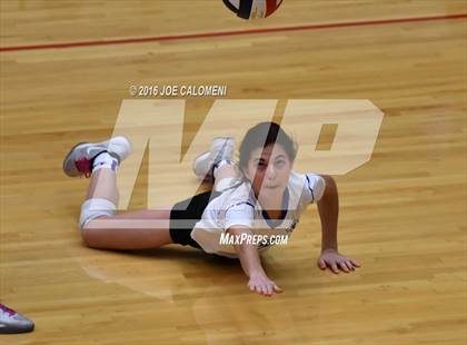 Thumbnail 3 in Boerne vs La Vernia (Class 5A BiDistrict) photogallery.