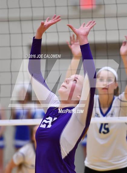 Thumbnail 2 in Boerne vs La Vernia (Class 5A BiDistrict) photogallery.
