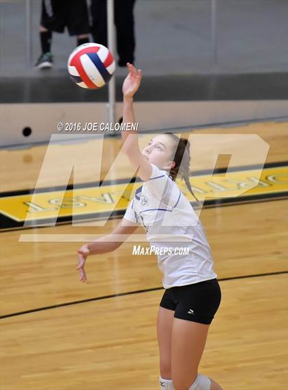 Thumbnail 2 in Boerne vs La Vernia (Class 5A BiDistrict) photogallery.