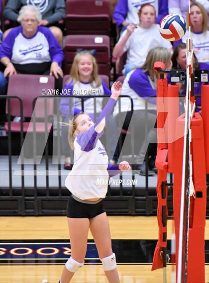Thumbnail 1 in Boerne vs La Vernia (Class 5A BiDistrict) photogallery.
