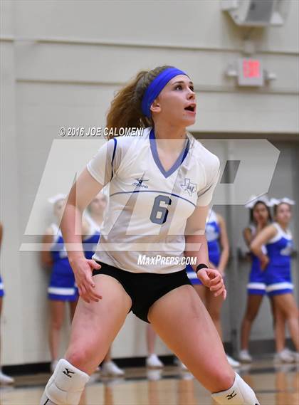Thumbnail 2 in Boerne vs La Vernia (Class 5A BiDistrict) photogallery.