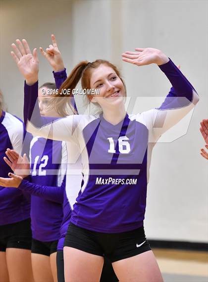 Thumbnail 3 in Boerne vs La Vernia (Class 5A BiDistrict) photogallery.