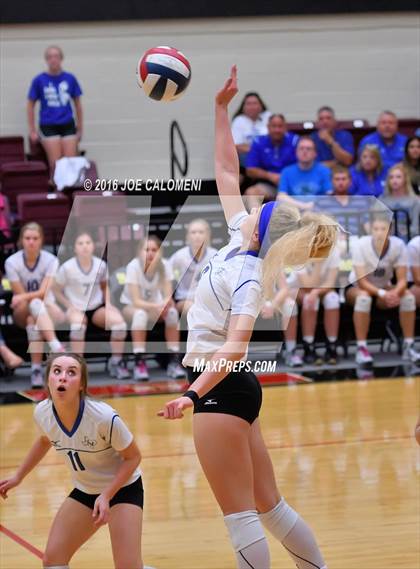 Thumbnail 1 in Boerne vs La Vernia (Class 5A BiDistrict) photogallery.