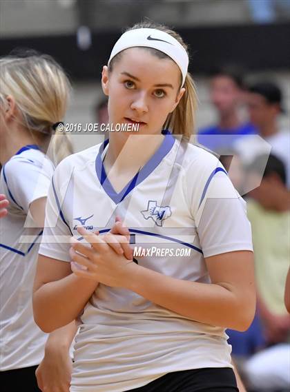 Thumbnail 3 in Boerne vs La Vernia (Class 5A BiDistrict) photogallery.