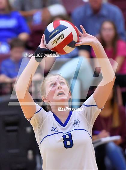 Thumbnail 2 in Boerne vs La Vernia (Class 5A BiDistrict) photogallery.