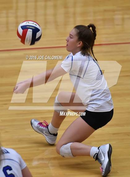 Thumbnail 3 in Boerne vs La Vernia (Class 5A BiDistrict) photogallery.