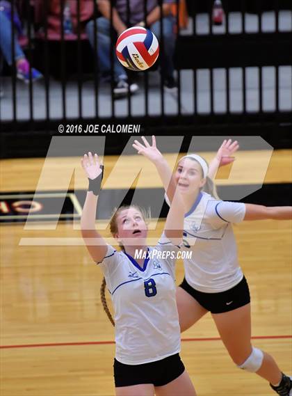 Thumbnail 2 in Boerne vs La Vernia (Class 5A BiDistrict) photogallery.