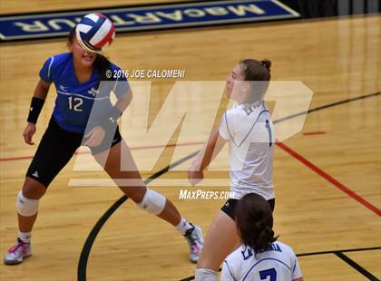 Thumbnail 3 in Boerne vs La Vernia (Class 5A BiDistrict) photogallery.