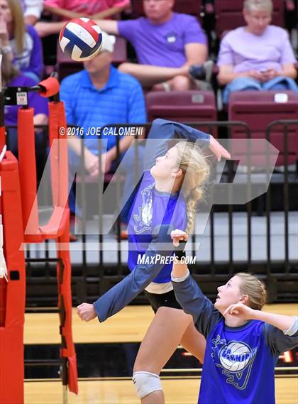 Thumbnail 2 in Boerne vs La Vernia (Class 5A BiDistrict) photogallery.