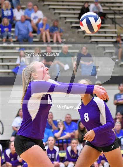 Thumbnail 3 in Boerne vs La Vernia (Class 5A BiDistrict) photogallery.