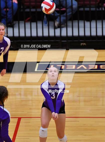 Thumbnail 2 in Boerne vs La Vernia (Class 5A BiDistrict) photogallery.