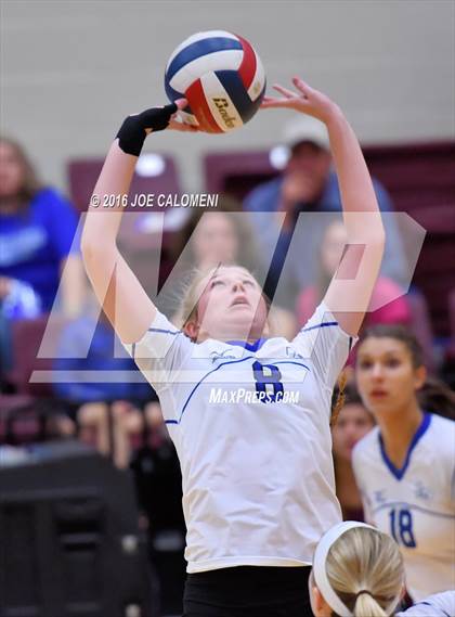 Thumbnail 3 in Boerne vs La Vernia (Class 5A BiDistrict) photogallery.