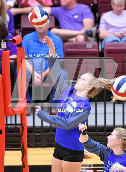 Thumbnail 3 in Boerne vs La Vernia (Class 5A BiDistrict) photogallery.