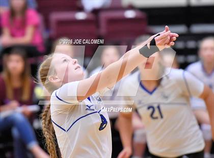 Thumbnail 3 in Boerne vs La Vernia (Class 5A BiDistrict) photogallery.