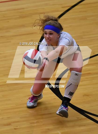 Thumbnail 2 in Boerne vs La Vernia (Class 5A BiDistrict) photogallery.