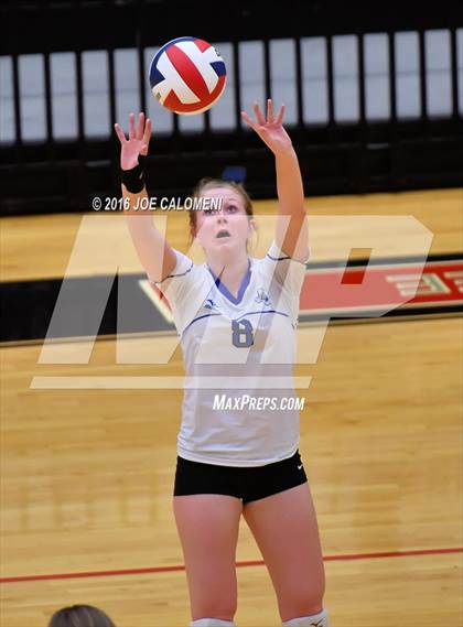 Thumbnail 3 in Boerne vs La Vernia (Class 5A BiDistrict) photogallery.