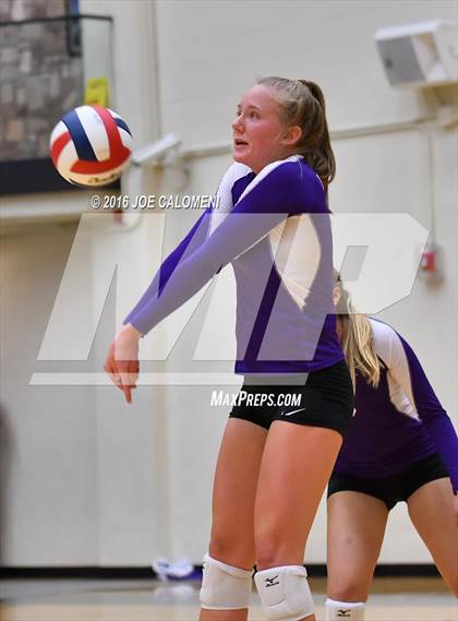 Thumbnail 2 in Boerne vs La Vernia (Class 5A BiDistrict) photogallery.