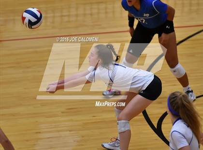 Thumbnail 2 in Boerne vs La Vernia (Class 5A BiDistrict) photogallery.