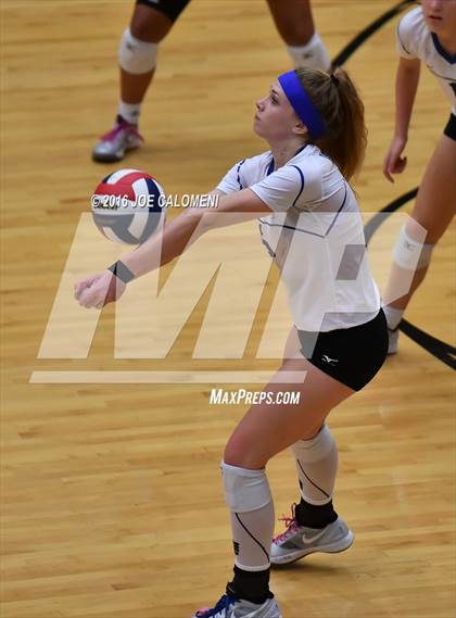 Thumbnail 2 in Boerne vs La Vernia (Class 5A BiDistrict) photogallery.