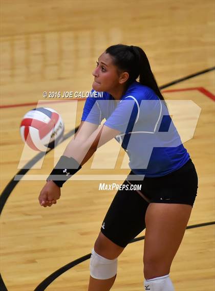 Thumbnail 1 in Boerne vs La Vernia (Class 5A BiDistrict) photogallery.