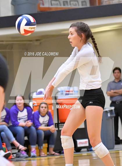 Thumbnail 2 in Boerne vs La Vernia (Class 5A BiDistrict) photogallery.