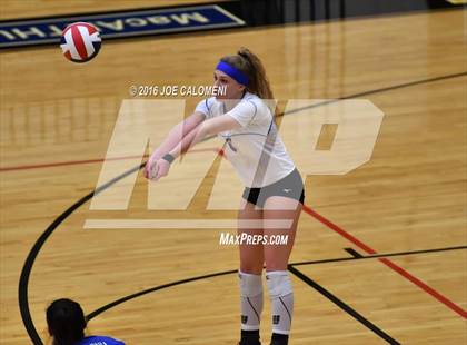 Thumbnail 2 in Boerne vs La Vernia (Class 5A BiDistrict) photogallery.