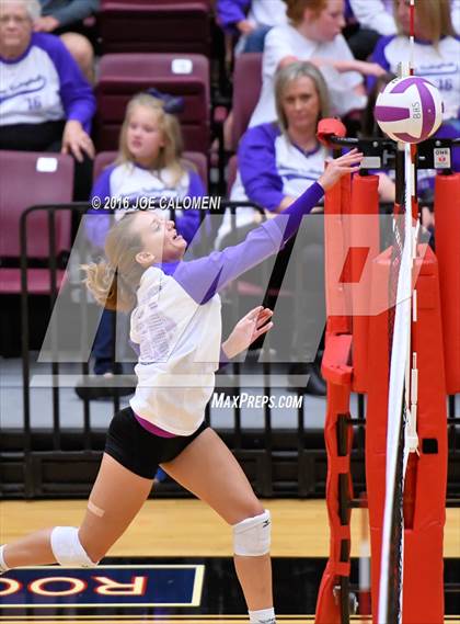 Thumbnail 3 in Boerne vs La Vernia (Class 5A BiDistrict) photogallery.