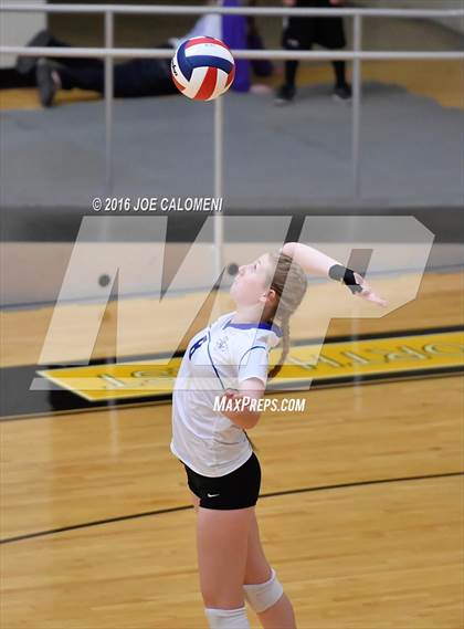 Thumbnail 2 in Boerne vs La Vernia (Class 5A BiDistrict) photogallery.