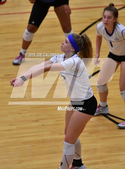Thumbnail 3 in Boerne vs La Vernia (Class 5A BiDistrict) photogallery.