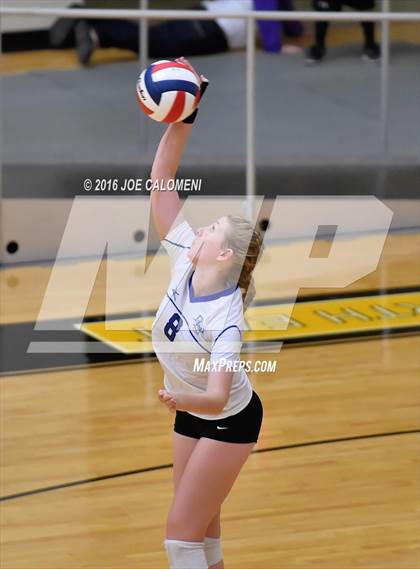 Thumbnail 3 in Boerne vs La Vernia (Class 5A BiDistrict) photogallery.