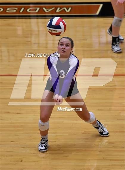 Thumbnail 2 in Boerne vs La Vernia (Class 5A BiDistrict) photogallery.