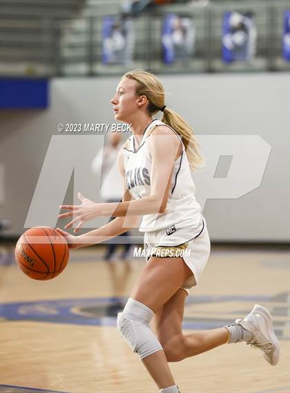 Thumbnail 2 in Helias vs Benton (Jefferson Bank Holiday Hoops) photogallery.