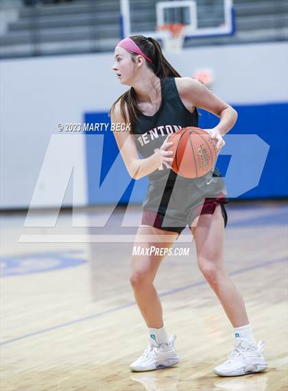 Thumbnail 2 in Helias vs Benton (Jefferson Bank Holiday Hoops) photogallery.