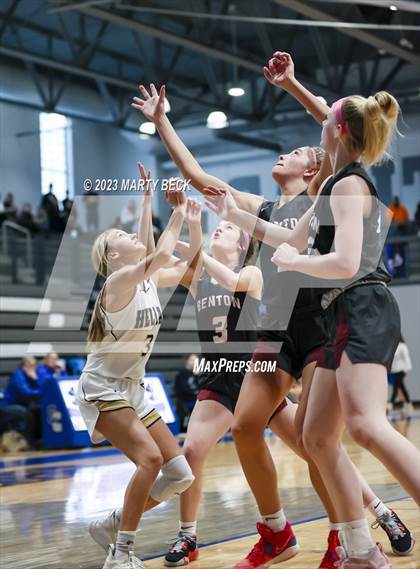 Thumbnail 2 in Helias vs Benton (Jefferson Bank Holiday Hoops) photogallery.