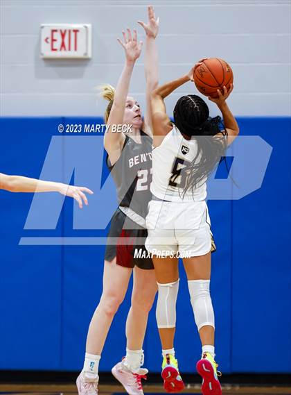 Thumbnail 2 in Helias vs Benton (Jefferson Bank Holiday Hoops) photogallery.