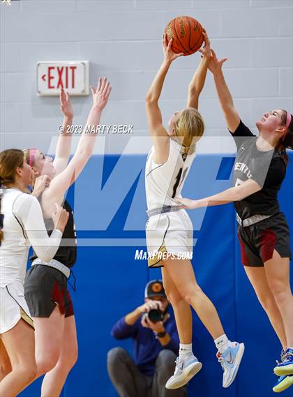 Thumbnail 3 in Helias vs Benton (Jefferson Bank Holiday Hoops) photogallery.