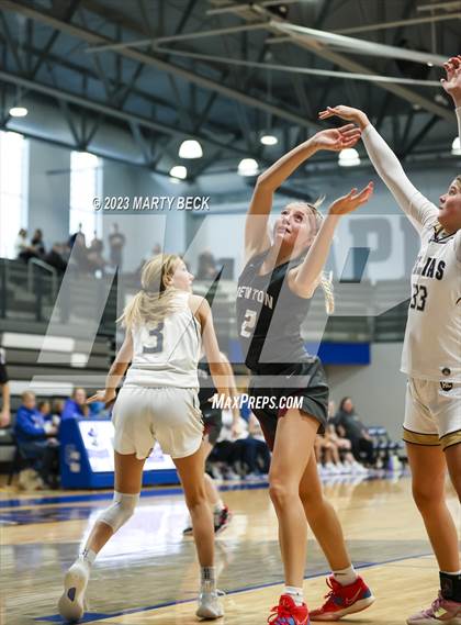Thumbnail 2 in Helias vs Benton (Jefferson Bank Holiday Hoops) photogallery.
