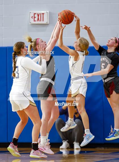 Thumbnail 1 in Helias vs Benton (Jefferson Bank Holiday Hoops) photogallery.