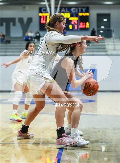 Thumbnail 1 in Helias vs Benton (Jefferson Bank Holiday Hoops) photogallery.