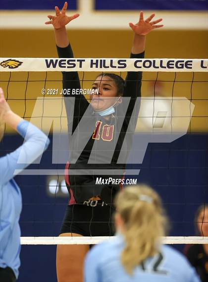 Thumbnail 3 in Clovis West vs. Clovis North (CIF-CS D1 Final) photogallery.