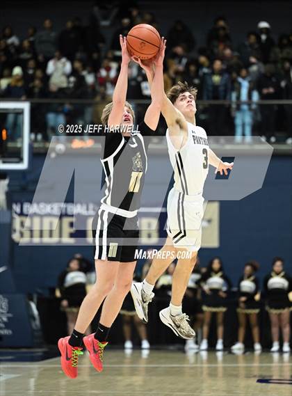 Thumbnail 1 in Perry vs. Harding (OHSAA Division 2 Regional Semifinal) photogallery.