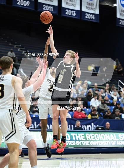 Thumbnail 2 in Perry vs. Harding (OHSAA Division 2 Regional Semifinal) photogallery.