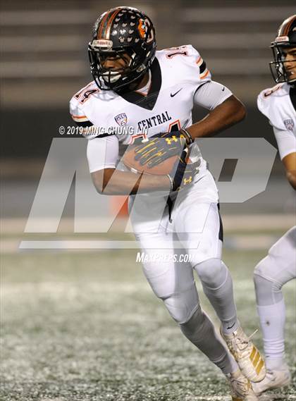 Thumbnail 1 in Central vs. Sierra Canyon (CIF State D1AA Final) photogallery.