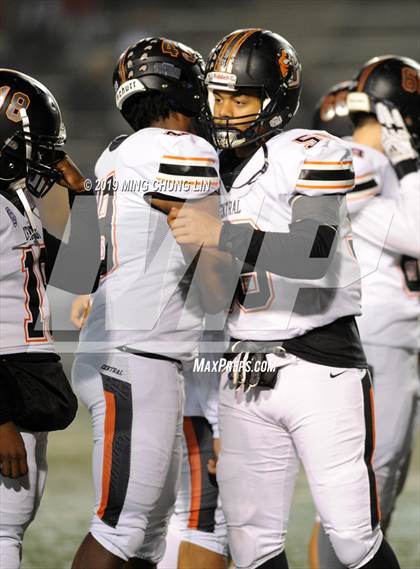 Thumbnail 1 in Central vs. Sierra Canyon (CIF State D1AA Final) photogallery.