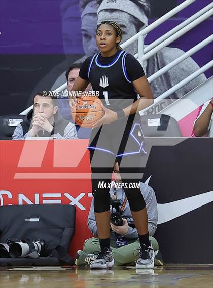 Thumbnail 2 in IMG Academy vs. Long Island Lutheran (Army National Guard Hoophall Classic) photogallery.