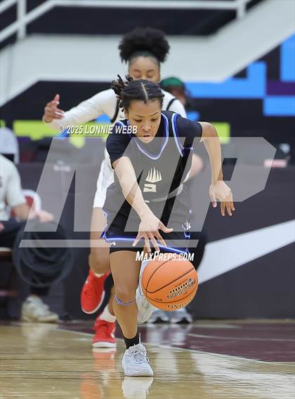 Thumbnail 2 in IMG Academy vs. Long Island Lutheran (Army National Guard Hoophall Classic) photogallery.