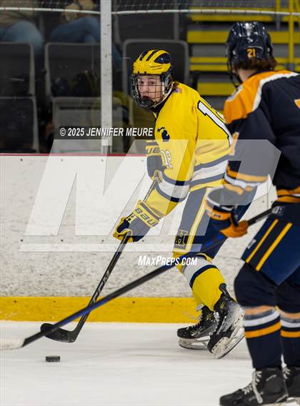 Thumbnail 1 in Hartland vs Clarkston (KV Thanksgiving Invite Championship) photogallery.