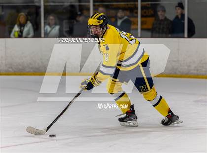Thumbnail 2 in Hartland vs Clarkston (KV Thanksgiving Invite Championship) photogallery.